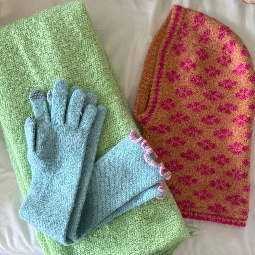 Green Scarf, Orange/Pink Baklava and Blue Gloves Set